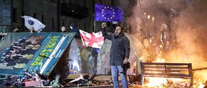 Seit einem Jahr protestieren Georgier:innen gegen die Entscheidung ihrer russlandnahen Regierung, die EU-Perspektive ihres Landes auf Eis zu legen und die Rechte von Minderheiten einzuschränken.