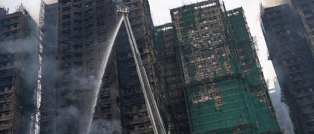 Auch fast 20 Stunden nach Ausbruch des Feuers kämpften die Einsatzkräfte noch gegen Flammen.