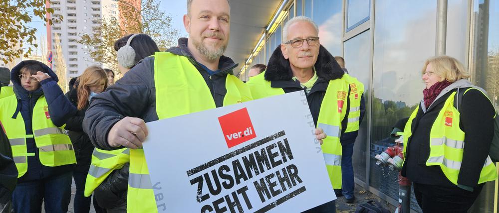Verdi-Mitglieder übergaben die Forderung am Donnerstag in der BVG-Zentrale