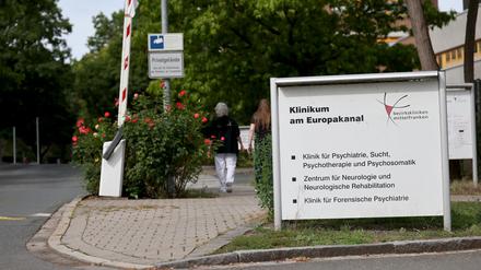 Die Einfahrt zu dem Klinikum am Europakanal in Erlangen. Hierher ist der frühere Amokläufer nicht mehr zurückgekehrt.
