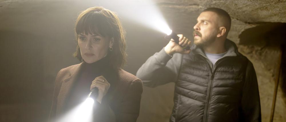 ARD/HR TATORT: LICHT, Fernsehfilm, Deutschland 2025, Regie: Rick Ostermann, am Sonntag (30.11.25) um 20:15 Uhr im ERSTEN und in der ARD Mediathek. Maryam Azadi (Melika Foroutan) und Hamza Kulina (Edin Hasanovic). © HR/Sommerhaus/Tatiana Vdovenko, honorarfrei - Verwendung gemäß der AGB im engen inhaltlichen, redaktionellen Zusammenhang mit genannter HR-Sendung bei Nennung "Bild: HR/Sommerhaus/Tatiana Vdovenko" (S2+). HR/Pressestelle, Tel: 069/155-4954