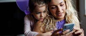 „Was soll ich zu meinem Kind sagen?“ Laut einer Bitkom-Befragung holen sich 24 Prozent der deutschen Eltern Erziehungstipps im Internet. 