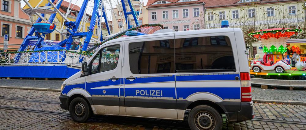 Nicht nur besinnlich: Auf dem Weihnachtsmarkt in Cottbus endet ein Streit um Grillfleisch mit einer handfesten Auseinandersetzung. (Archivbild) 
