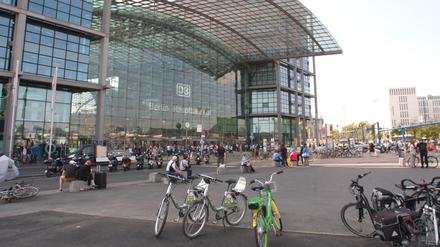 Im Eingangsbereich des Bahnhofs soll der Mann geschossen haben. (Symbolbild)