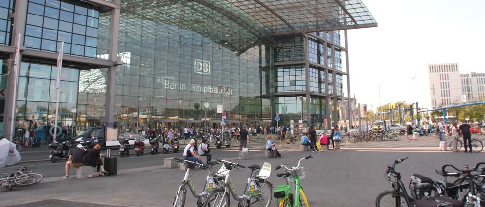 Im Eingangsbereich des Bahnhofs soll der Mann geschossen haben. (Symbolbild)