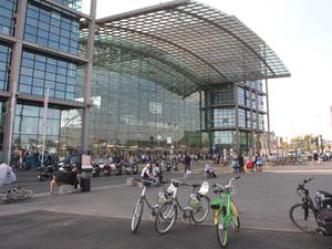 Im Eingangsbereich des Bahnhofs soll der Mann geschossen haben. (Symbolbild)