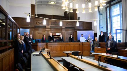 Die Prozessbeteiligten (l-r), die Rechtsanwälte des Angeklagten, Klaudia Dawidowic, Ria Halbritter und Christoph Stoll, sowie die Vorsitzende Richterin Sylvia Busch (M) und Staatsanwalt Philipp Meyhöfer (2.v.r.) stehen beim Mordprozess gegen einen Palliativarzt, der in Berlin 15 Menschen getötet haben soll, im Landgericht Berlin.