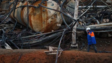 Victor, Naftogaz-Arbeiter, geht vor einer durch einen russischen Angriff zerstörten Gasförderanlage von Naftogaz.