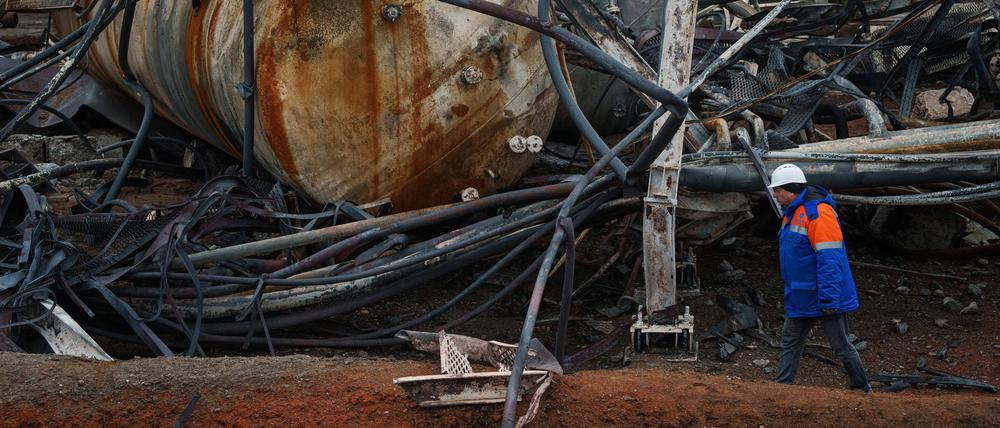 Victor, Naftogaz-Arbeiter, geht vor einer durch einen russischen Angriff zerstörten Gasförderanlage von Naftogaz. 