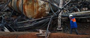 Victor, Naftogaz-Arbeiter, geht vor einer durch einen russischen Angriff zerstörten Gasförderanlage von Naftogaz.