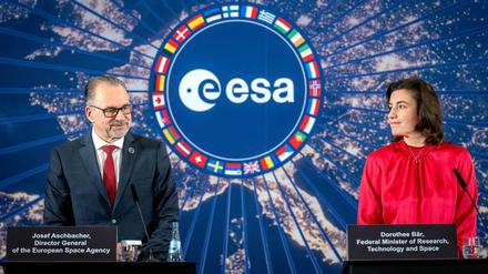 Esa-Generaldirektor Josef Aschbacher Bundesraumfahrtministerin Dorothee Bär beim Abschluss der Esa-Ministerratstagung in Bremen.