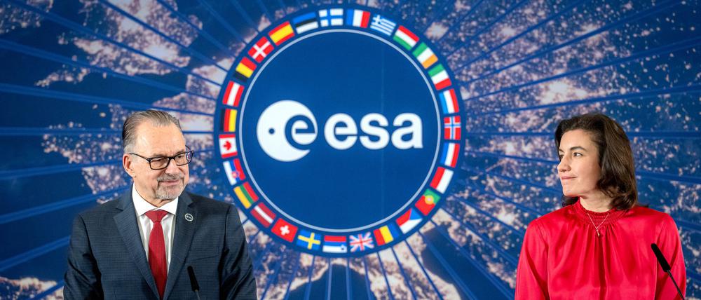 Esa-Generaldirektor Josef Aschbacher Bundesraumfahrtministerin Dorothee Bär beim Abschluss der Esa-Ministerratstagung in Bremen.