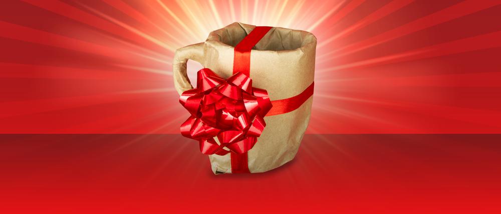 Eine verpackte Tasse mit einer roten Schleife.