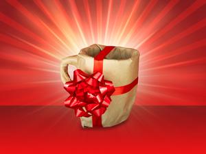 Eine verpackte Tasse mit einer roten Schleife.