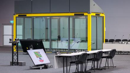 Ein Blick in den Gerichtssaal auf den Platz für die Zeugen und die Glaskabine, in der der Angeklagte während der Verhandlungen sitzt. (Archivbild) 