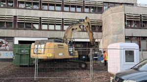 Am Sport- und Erholungszentrum (SEZ) in Berlin-Friedrichshain hat ein Bagger mit Abrissarbeiten begonnen. 