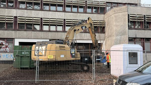 Am Sport- und Erholungszentrum (SEZ) in Berlin-Friedrichshain hat ein Bagger mit Abrissarbeiten begonnen.
