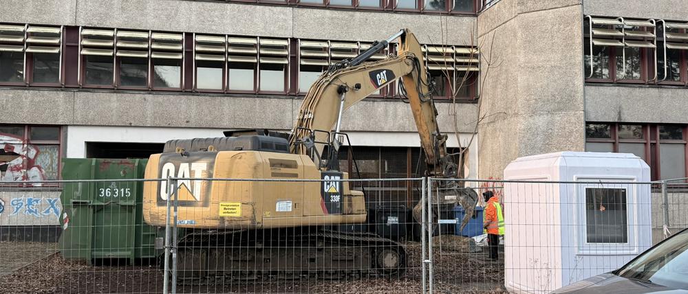 Am Sport- und Erholungszentrum (SEZ) in Berlin-Friedrichshain hat ein Bagger mit Abrissarbeiten begonnen. 