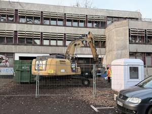 Am Sport- und Erholungszentrum (SEZ) in Berlin-Friedrichshain hat ein Bagger mit Abrissarbeiten begonnen.