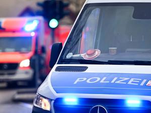 Berlin: Ein Polizeiauto und ein Rettungswagen mit Blaulicht. (Symbolbild)
