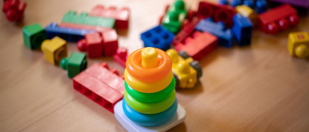 Beim Spielzeugkauf sollten Verbraucherinnen und Verbraucher laut Europol besonders wachsam sein, um Gefahren für Kinder zu vermeiden. (Symbolbild)