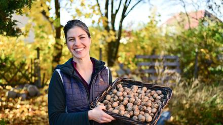 Vivian Böllersen, Geschäftsführerin der Walnussmeister Böllersen, steht im Hof der Walnussmeisterei Böllersen.