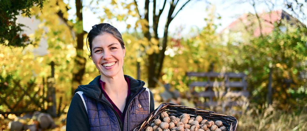 Vivian Böllersen, Geschäftsführerin der Walnussmeister Böllersen, steht im Hof der Walnussmeisterei Böllersen.