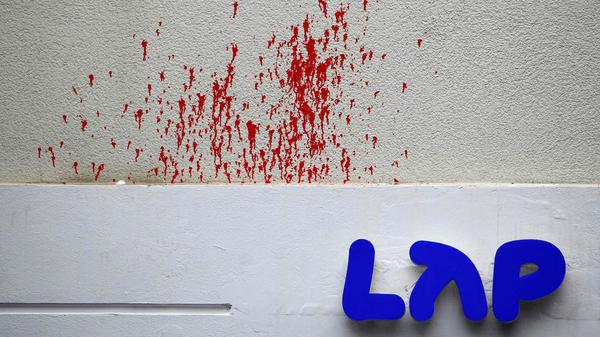 Eine Filiale von LAP Coffee im Prenzlauer Berg ist mit roter Farbe beschmiert worden.