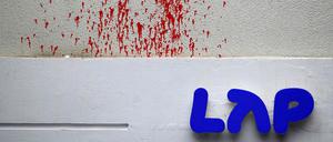 Eine Filiale von LAP Coffee im Prenzlauer Berg ist mit roter Farbe beschmiert worden.