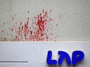 Eine Filiale von LAP Coffee im Prenzlauer Berg ist mit roter Farbe beschmiert worden.