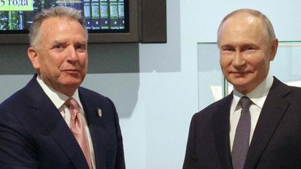 Der russische Präsident Wladimir Putin und der Sondergesandte von US-Präsident Trump, Steve Witkoff, geben sich die Hand (Symbolbild).