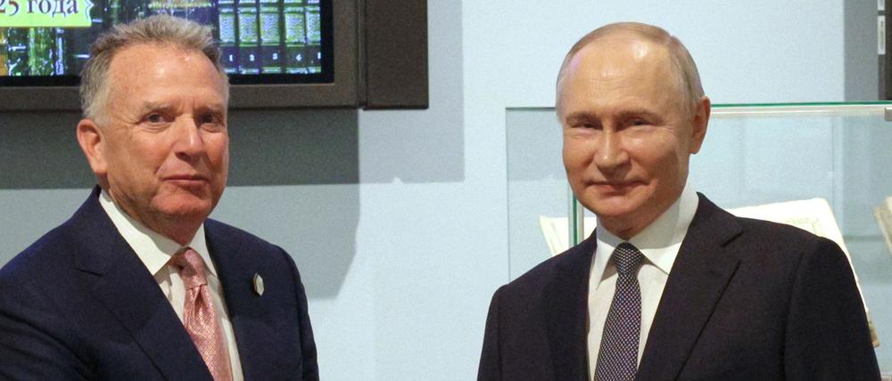 Der russische Präsident Wladimir Putin und der Sondergesandte von US-Präsident Trump, Steve Witkoff, geben sich die Hand (Symbolbild).