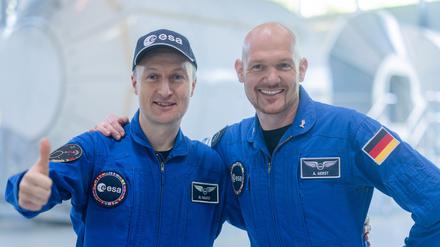 Die Esa-Astronauten Alexander Gerst (rechts) und Matthias Maurer stehen im Europäischen Astronautenzentrum (EAC) der Esa bei der Vorstellung angehender Astronautinnen und Astronauten (Symbolbild).