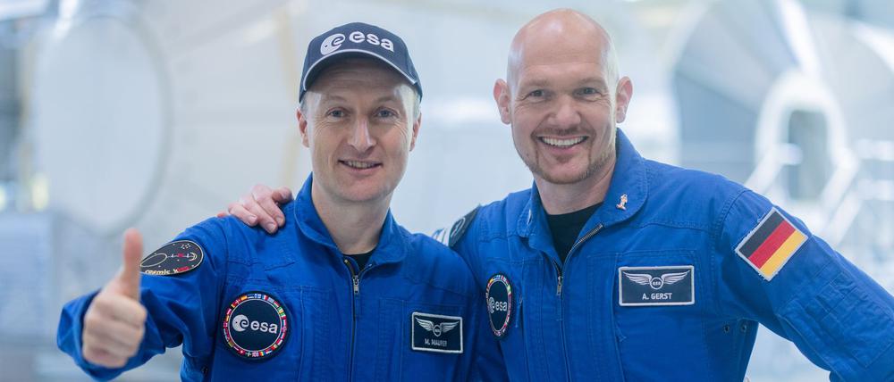 Die Esa-Astronauten Alexander Gerst (rechts) und Matthias Maurer stehen im Europäischen Astronautenzentrum (EAC) der Esa bei der Vorstellung angehender Astronautinnen und Astronauten (Symbolbild).