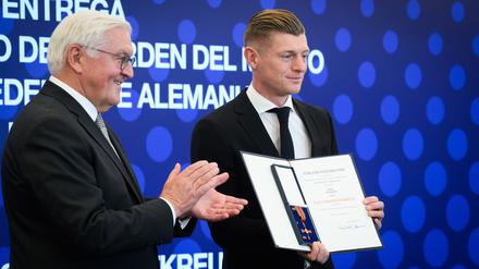 Bundespräsident Steinmeier (l) nennt ihn eine lebende Legende und zeichnet ihn aus: Ex-Nationalspieler Kroos (r).