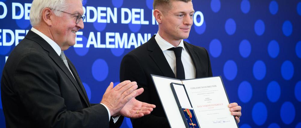 Bundespräsident Steinmeier (l) nennt ihn eine lebende Legende und zeichnet ihn aus: Ex-Nationalspieler Kroos (r).