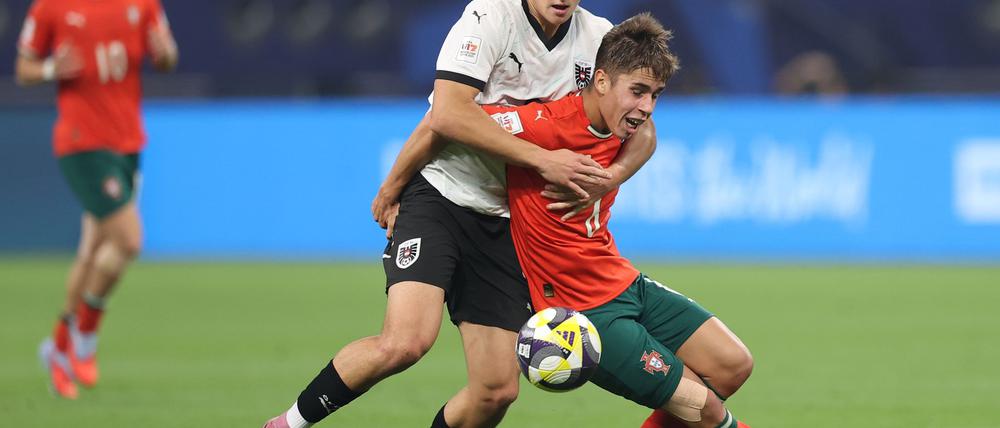 Packendes U17-WM-Finale: Österreichs Nicolas Jozepovic (l) im Duell mit Portugals Rafael Quintas.
