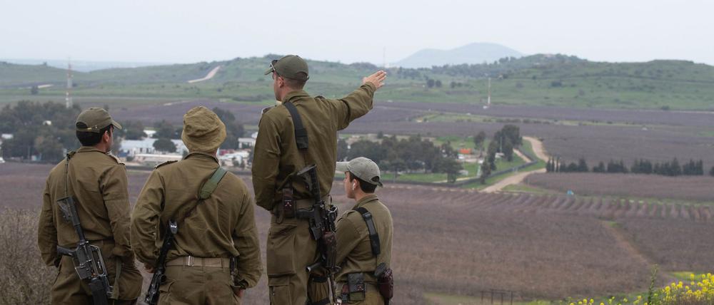 Israelische Soldaten stehen in der Nähe des Grenzübergangs Quineitra und überblicken die Gegend auf den Golanhöhen (Symbolbild).