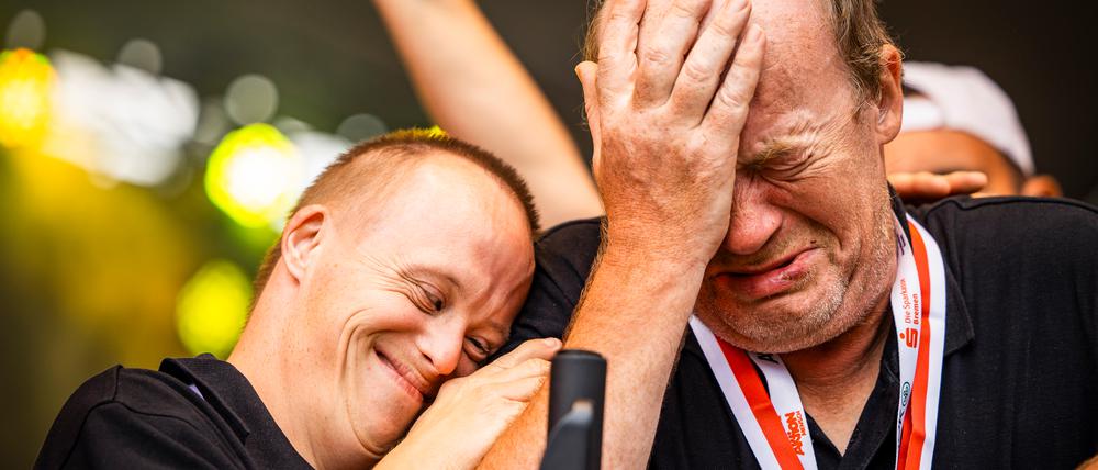 1. Platz beim PR-Bild Award 2025 in der Kategorie "NGO" und PR-Bild des Jahres Deutschland: Zwei Boccia-Teamkollegen liegen sich in den Armen - der eine zu Tränen gerührt, der andere strahlt vor Stolz und Freude. Der Moment entsteht während der Siegerehrung nach einem bewegenden Wettbewerb bei den Special Olympics Landesspielen in Bremen. Dieses Bild macht deutlich: Im Sport geht es nicht immer um schneller, höher, weiter - sondern um Freundschaft, Zusammenhalt und den gemeinsamen Weg dorthin. // Weiterer Text über ots und www.presseportal.de/nr/6344 / Die Verwendung dieses Bildes für redaktionelle Zwecke ist unter Beachtung aller mitgeteilten Nutzungsbedingungen zulässig und dann auch honorarfrei. Veröffentlichung ausschließlich mit Bildrechte-Hinweis.