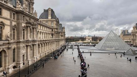 Touristenschlange am Louvre in Paris. Dort zahlen Nicht-Europäer ab 2026 mehr für ein Ticket als Inländer.