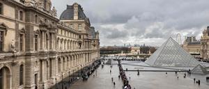 Touristenschlange am Louvre in Paris. Dort zahlen Nicht-Europäer ab 2026 mehr für ein Ticket als Inländer.