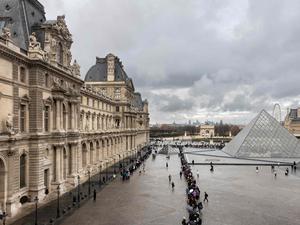 Durch einen Wasserschaden im berühmten Pariser Louvre-Museum sind hunderte Druckwerke beschädigt worden.