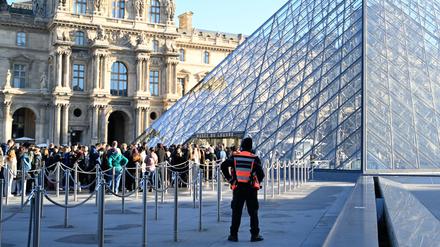 Menschen stehen Schlange, um das Louvre-Museum zu betreten (Symbolbild).