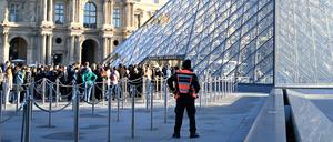 Menschen stehen Schlange, um das Louvre-Museum zu betreten (Symbolbild).