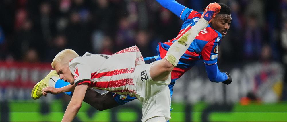 Umkämpftes Duell: Der SC Freiburg und Matthias Ginter (l.) spielen bei Viktoria Pilsen 0:0.