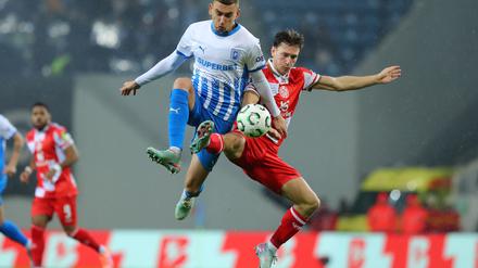 Der FSV Mainz 05 um William Bøving (r) tat sich gegen Craiova schwer.