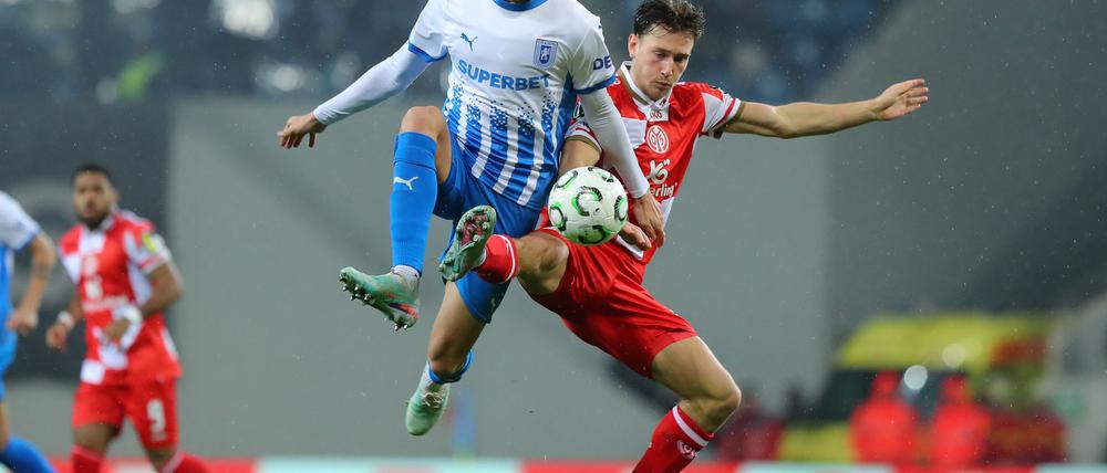 Der FSV Mainz 05 um William Bøving (r) tat sich gegen Craiova schwer.