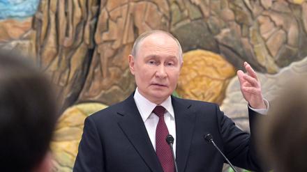 Der russische Präsident Wladimir Putin spricht nach seinem Besuch in Kirgisistan mit Reportern in der Präsidialverwaltung Yntymak Ordo in Bischkek, Kirgisistan. 