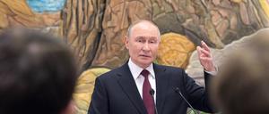 Der russische Präsident Wladimir Putin spricht nach seinem Besuch in Kirgisistan mit Reportern in der Präsidialverwaltung Yntymak Ordo in Bischkek, Kirgisistan.