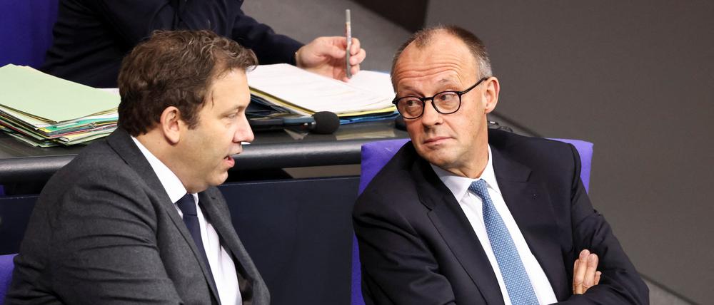 Bundeskanzler Friedrich Merz und Finanzminister Lars Klingbeil nehmen am 26. November 2025 an einer Haushaltsdebatte im Bundestag in Berlin teil (Symbolbild).